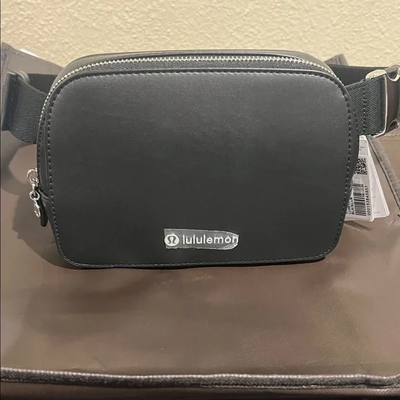 lululemon athletica everywhere Belt Bag cactus leather - Picture 1 of 2